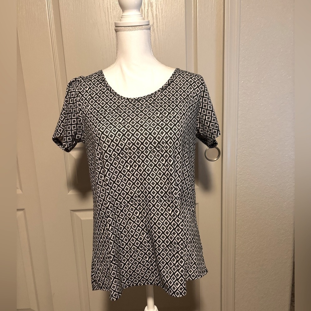 LuLaRoe Black and‎ White Diamond Pattern Top Size Small